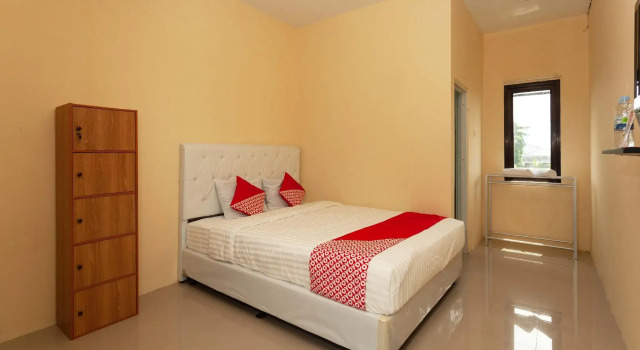 OYO 588 Richmond Guest House, Rezervați Pensiune Pensiuni în North Cirebon, aproape de Grage Mall Cirebon, Pensiune