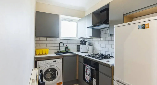 Private Homely Bedroom in Kensington R1