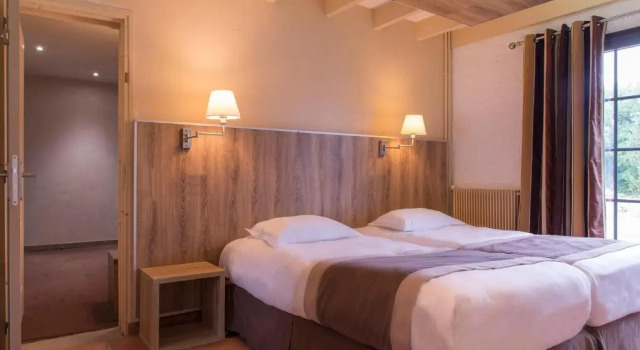Семейный номер Standard Hôtel Restaurant Les Coquelicots, The Originals Relais