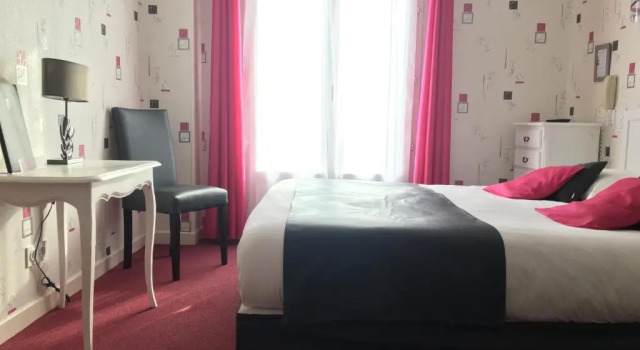 Трёхместный номер Standard с балконом Hôtel Restaurant Le Grillon