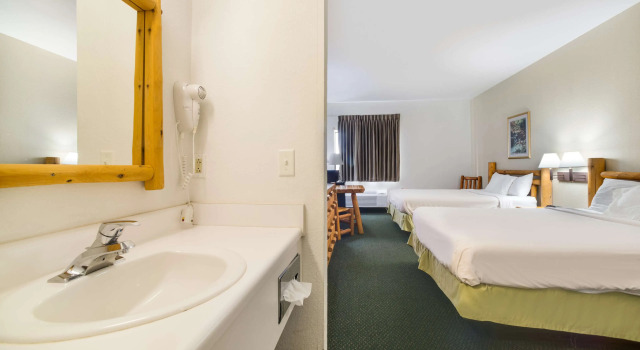 Четырёхместный номер Standard Knights Inn New Florence