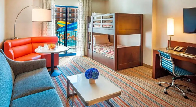 Четырёхместный люкс c 1 комнатой с балконом и с видом на парк Courtyard by Marriott Anaheim Theme Park Entrance