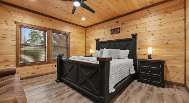 Кровать в общем номере ERN840 - Splashin Chalet - Brand New Cabin with Indoor Pool! Great Location! cabin