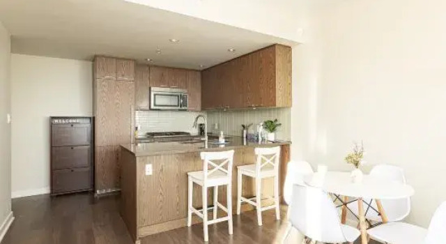 Coquitlam Center Bright & Modern 1BR Parking included Steps to SkyTrain | Pool & Gym, Забронировать Отель Кокуитлам Lower Mainland British Columbia