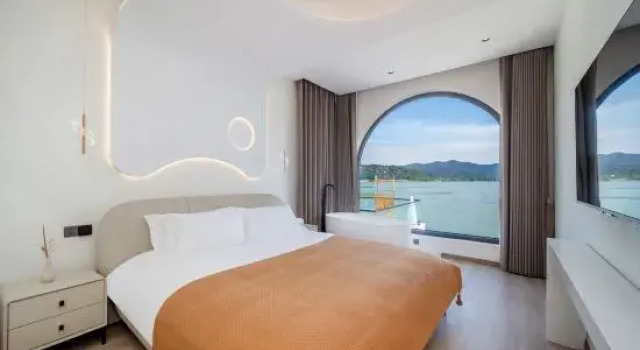 Семейный люкс с видом на озеро Floral Hotel·Suzhou first love meet you hostel (Taihu Hengshan Island Scenic Spot Shop)