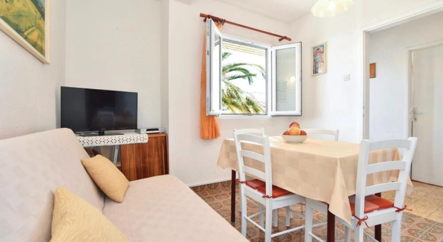 Amazing Home in Stari Grad With Wifi and 2 Bedrooms