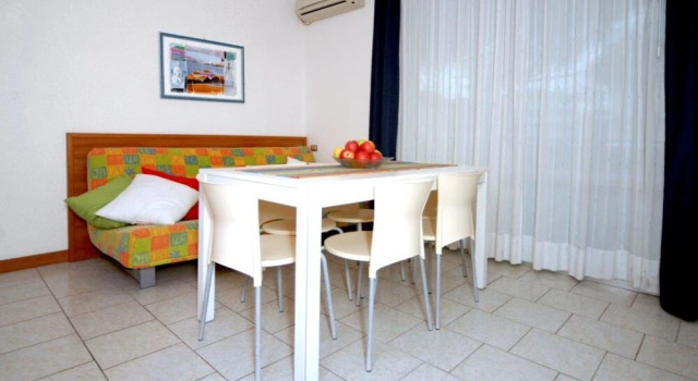 Cozy Apartment With two Balconies Next to the sea, Prenota Appartamento Hotel a Veneto con parcheggio, Parcheggio
