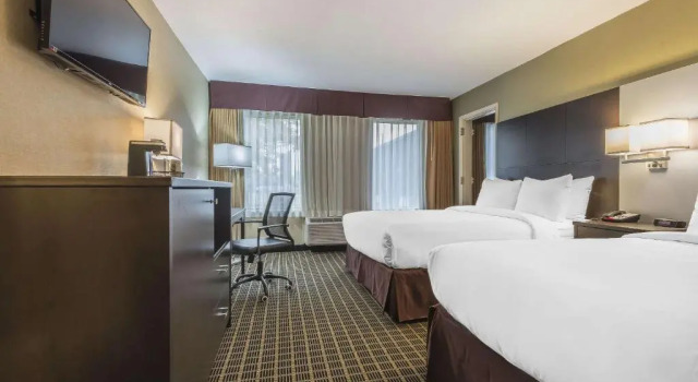 Четырёхместный люкс Quality Inn & Suites Windsor - Downtown