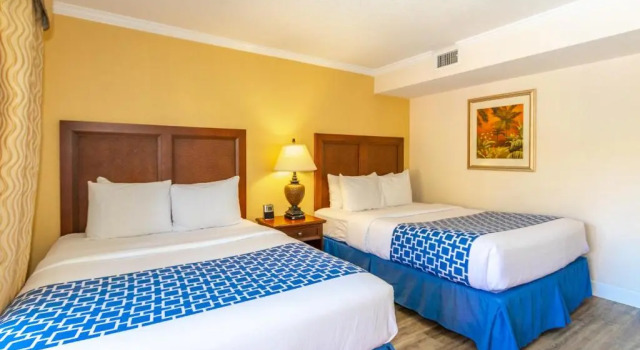 Четырёхместный люкс Coconut Cove All-Suite Hotel