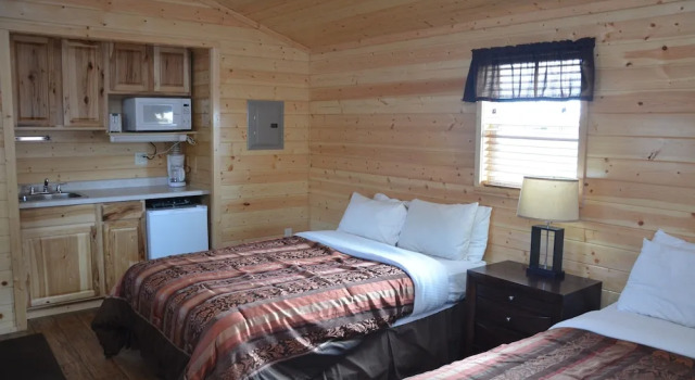 Четырёхместный номер Comfort Roosevelt Inn & Suites