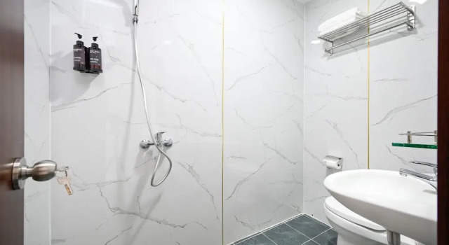 Трёхместный номер Deluxe с видом на город YoKo Airport Saigon Hotel