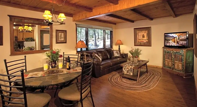 Коттедж Cottams Lodge by Alpine Village Suites