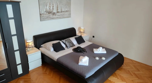 A6 Beachfront apt With big Terrace and sea View, Varaa Huoneisto Hotellit Strožanac pysäköinnillä, Pysäköinti