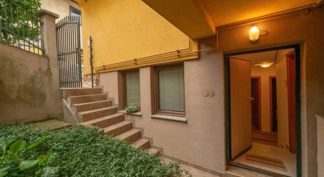 Apartman Yellow House, Забронировать Апартаменты/квартира Отели Сараево с парковкой, рядом с Old Sarajevo Clock Tower, Парковка