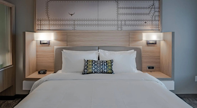 Двухместный люкс с балконом и с видом на город SpringHill Suites by Marriott Fort Worth Historic Stockyards