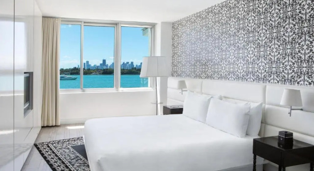 Люкс с 2 комнатами с балконом и с видом на залив Mondrian South Beach