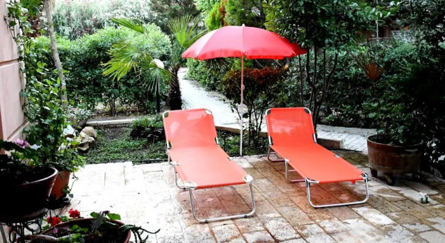 Студия Studio on the beach with private garden