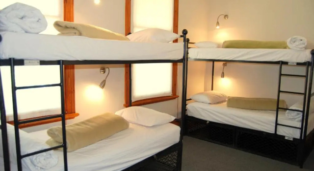 Кровать в общем номере Ashanti Lodge Backpackers