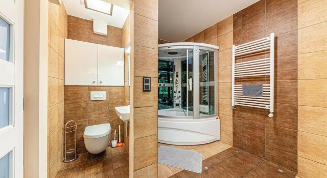 La Dolce Vita –Massage Shower Stay W/ Ac + Balcony, Varaa Hotelli Budapest Budapest