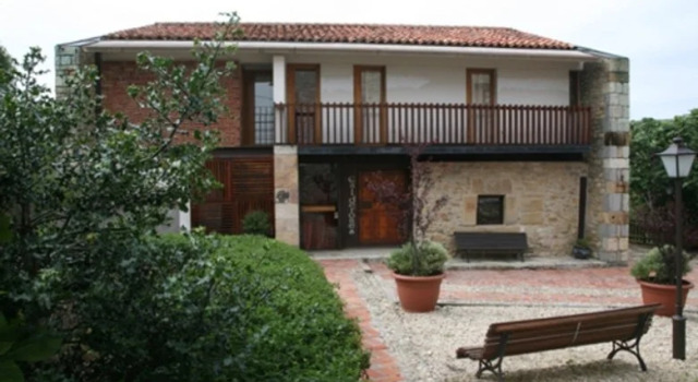 Posada Los Calderones, Забронировать Отель Отели Сантильяна-дель-Мар с бассейном, рядом с Музей инквизиции, Бассейн