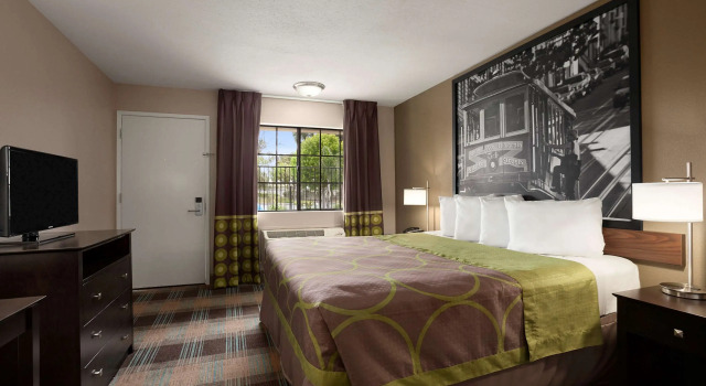Super 8 by Wyndham Salinas, Boek Mini-hotel Salinas Monterey Wine Country