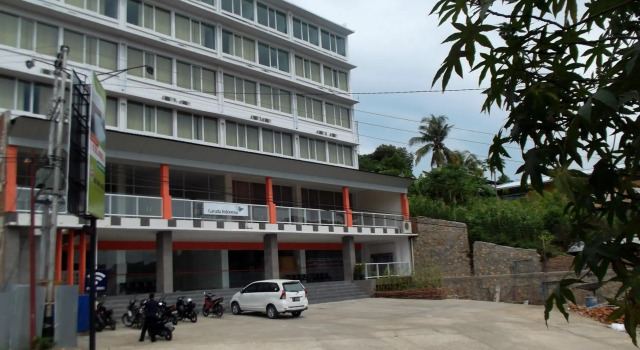 L Bajo Hotel