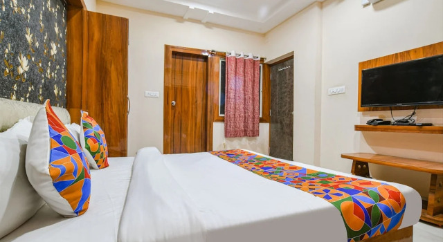 Fabhotel Royal Palace