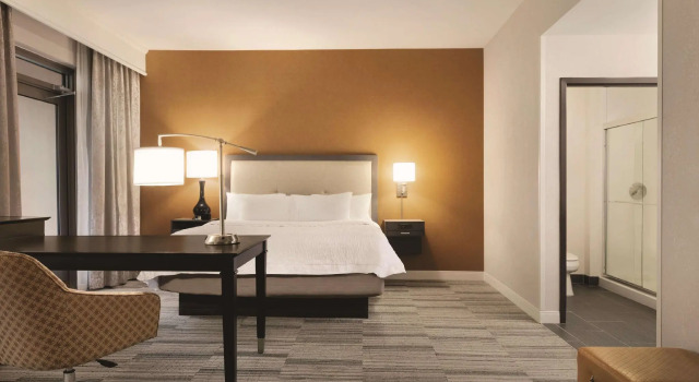 Двухместный люкс с балконом Hampton Inn & Suites - Roanoke-Downtown, VA