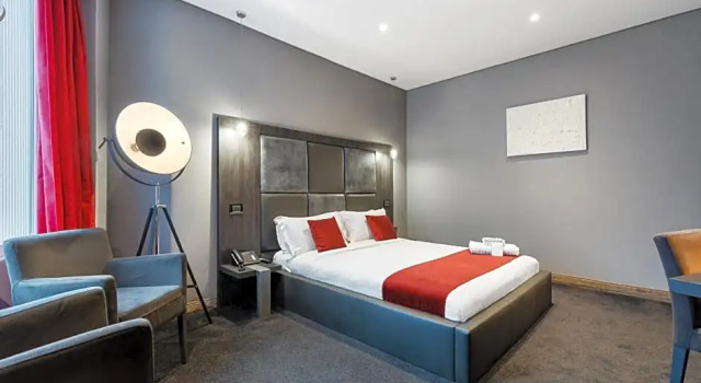 Номер Prestige The Bryson Hotel