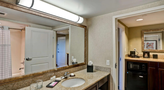 Четырёхместный номер Standard с видом на бассейн Embassy Suites Fort Myers - Estero