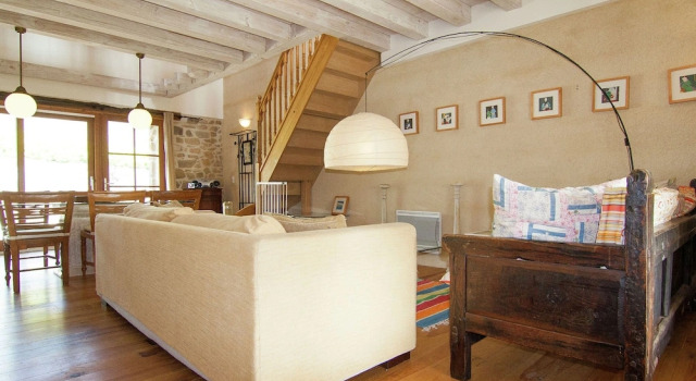 Cottage in France With Covered Terrace, Book Feriehus Sommerhuse i Charente, Hytte
