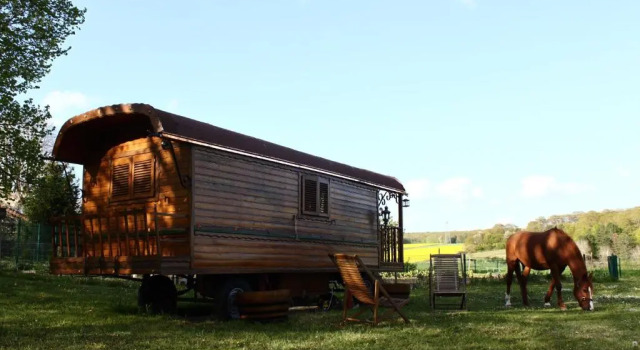 Roulotte Montfée, Book Hotel Bouilland Burgundy