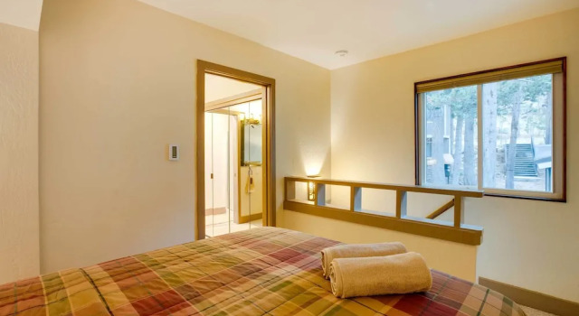 Mountain Condo w/ Fireplace in Kirkwood Ski Resort, Забронировать Курортный отель Кирквуд штат Калифорния, рядом с The Wall