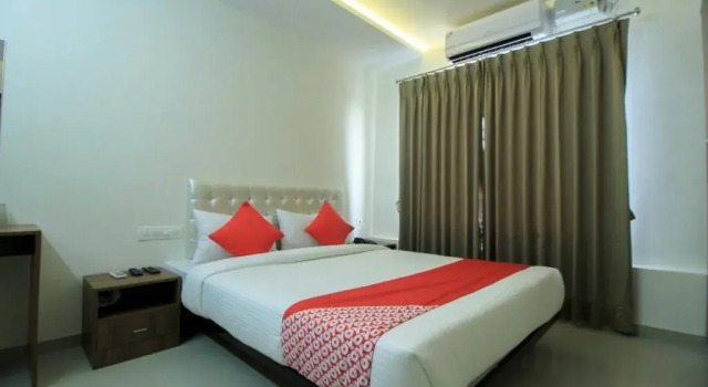Varcity Bay By OYO Rooms