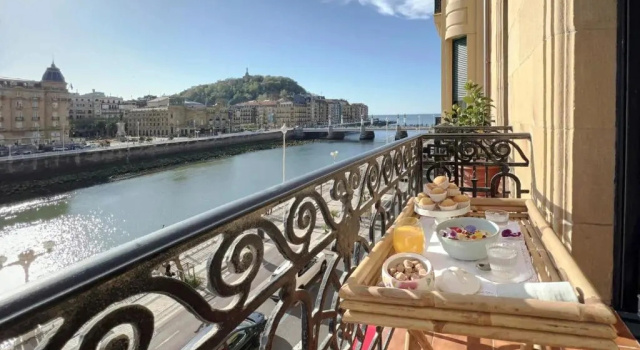 Апартаменты Deluxe Apt-Views to historic Maria Cristina Hotel