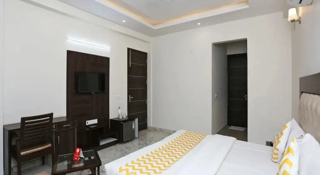 Hotel Tavishk by OYO Rooms, Забронировать Отель Гургаон Gurgaon Region, рядом с Улица Гольф-Корс-роуд