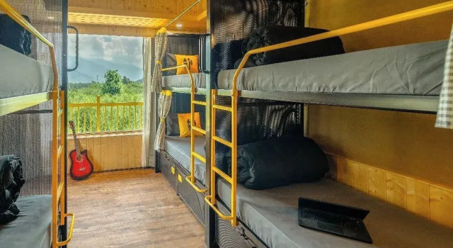 Кровать в общем номере с балконом и с красивым видом из окна The Hosteller Old Manali, Manu Temple