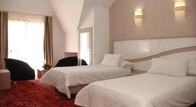 Le Chamonix, Book Hotel Hotels in Azrou with Parking, Parking