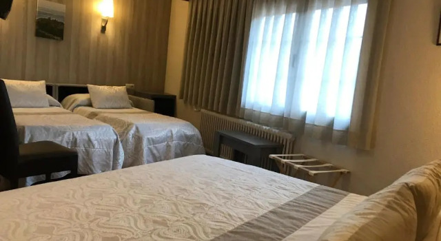 Четырёхместный номер Standard Hotel-Restaurante La Quadra