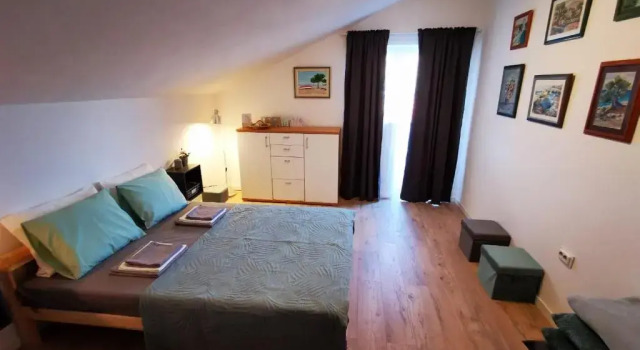 Centrally located 3 Bedroom Holiday House OLive with private garden, Забронировать Отель Отели Марина с парковкой, Парковка