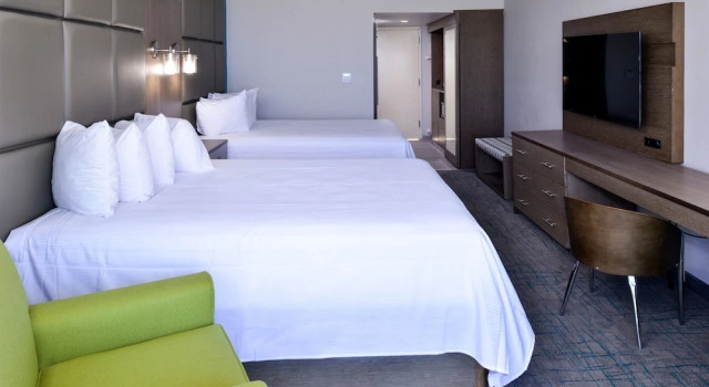 Четырёхместный номер Standard с балконом и с частичным видом на океан Cabana Shores Hotel