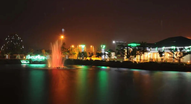 Полулюкс The Golden Lake Hotel