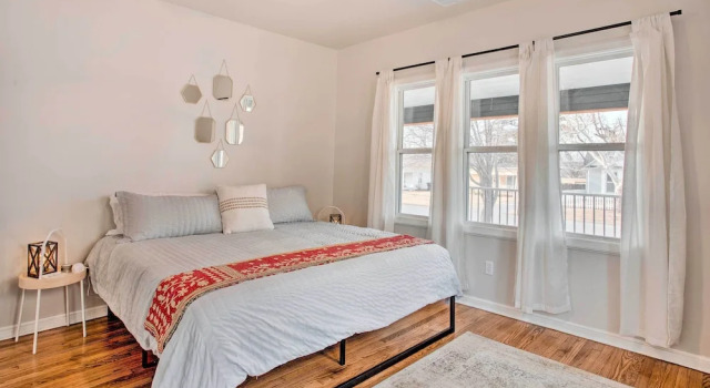 Коттедж с 2 комнатами Charming Downtown Home w/ Updated Interior!