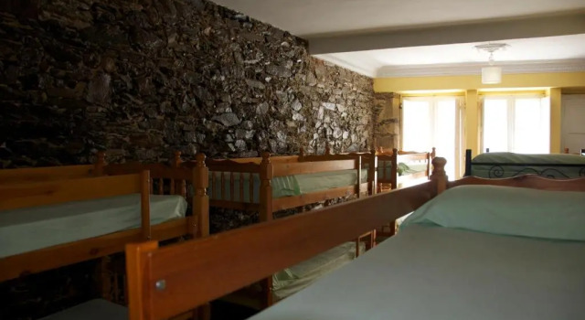 Кровать в общем номере Albergue los Blasones