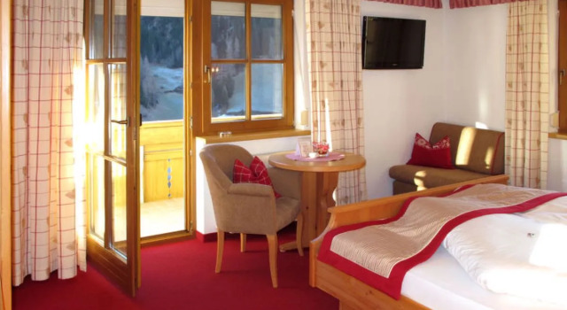 Apart Garni Royal (KPL136), Prenota Hotel Hotel a Tirolo con parcheggio, Parcheggio
