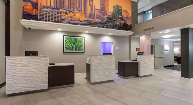 Tage Inn And Suites, Varaa Hotelli Hotellit New England uima-altaalla, Uima-allas