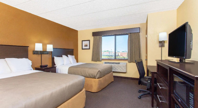 Четырёхместный номер Standard AmericInn by Wyndham West Bend