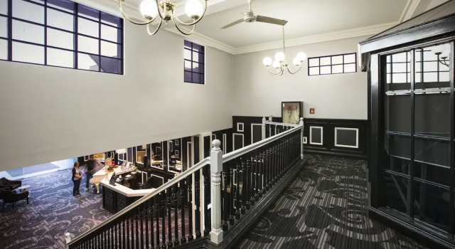 Nightcap at Skyways Hotel, Boek Hotel Melbourne 