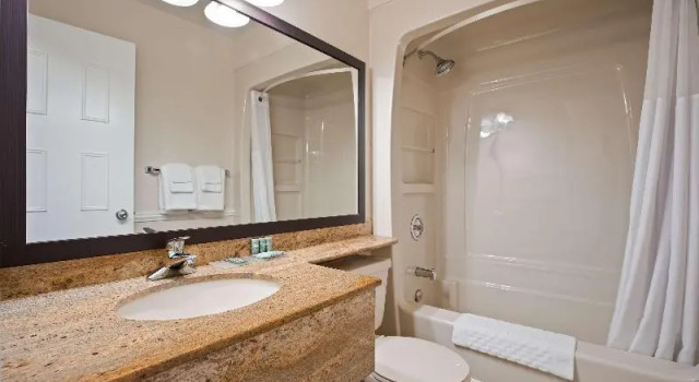 Двухместный номер Deluxe с балконом Best Western Smiths Falls Hotel