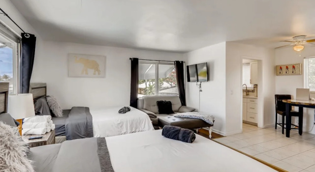 Люкс Comfort Coral Sands HUGE Studio w/ 2 Queen beds